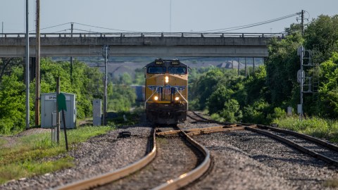 Desaparecieron 60,000 libras de un químico explosivo en un tren de carga que viajaba de Wyoming a California