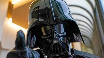 Un hombre vestido como Darth Vader reacciona a la cámara el primer día del fin de semana de ciencia ficción de Scarborough el 22 de abril de 2023 en Scarborough, Inglaterra.