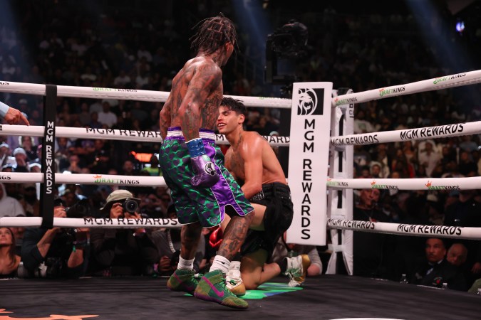 Ryan García tras recibir gancho de Gervonta Davis. Foto: Al Bello/Getty Images).