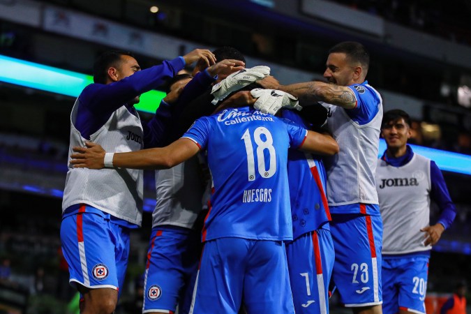 Jugadores de Cruz Azul celebrando gol en la Liga MX.
