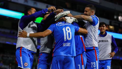 Jugadores de Cruz Azul celebrando gol en la Liga MX.