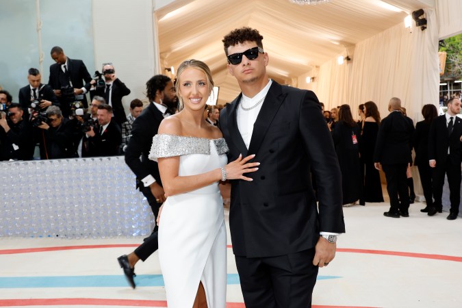 Brittany Mahomes y Patrick Mahomes asisten a la gala Met 2023 que celebra "Karl Lagerfeld: A Line Of Beauty" en el Museo Metropolitano de Arte el 1 de mayo de 2023 en la ciudad de Nueva York. (Foto por Mike Coppola/Getty Images).