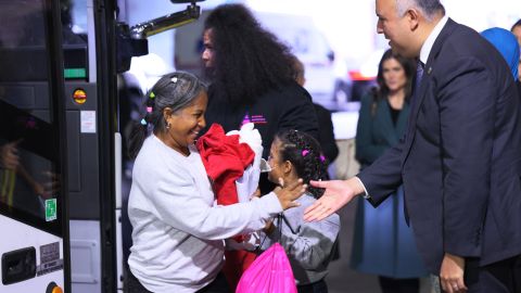 El fundador de Artistas, Deportistas, Activistas, Power Malu, y el Comisionado de Asuntos Migratorios, Manuel Castro reciben a inmigrantes en la ciudad de NY.