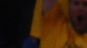 Klay Thompson es ovacionado tras uno de sus 8 triples contra los Lakers.