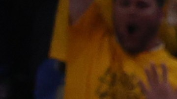 Klay Thompson es ovacionado tras uno de sus 8 triples contra los Lakers.
