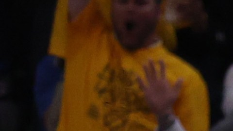 Klay Thompson es ovacionado tras uno de sus 8 triples contra los Lakers.