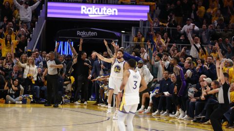 Klay Thompson es ovacionado tras uno de sus 8 triples contra los Lakers.