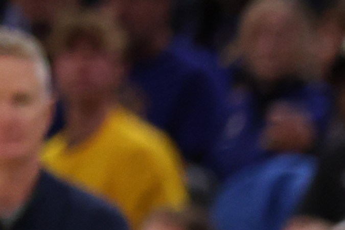 Stephen Curry trata de llevarse a LeBron James durante el juego 2 entre Warriors y Lakers.