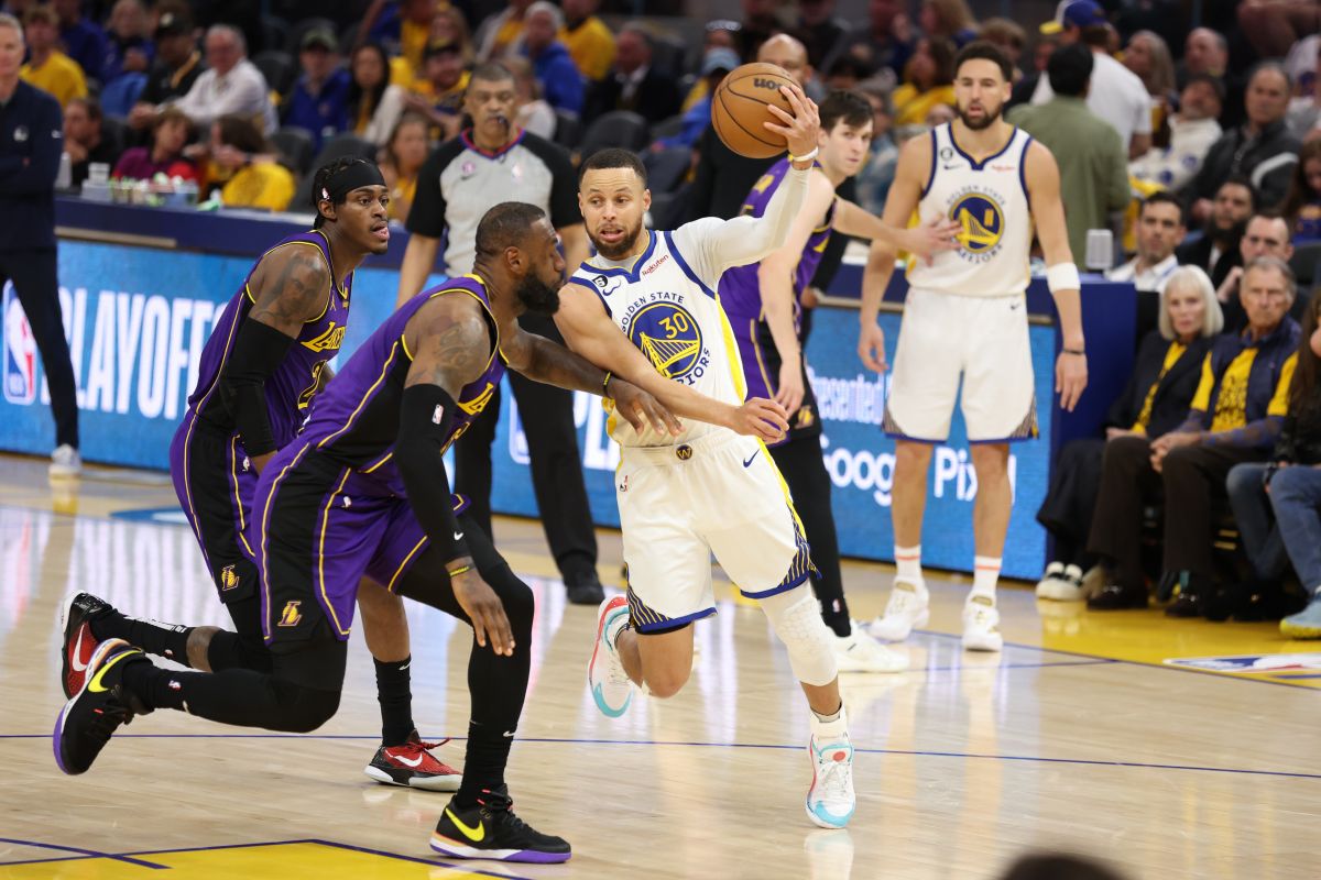 Stephen Curry tries to beat LeBron James in Game 2 between the Warriors and the Lakers.