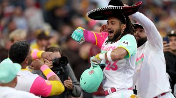 Fernando Tatis Jr. celebra uno de sus dos jonrones poniéndose el sombrero de charro que trajeron de México.