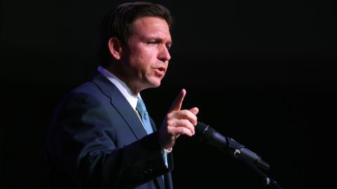 Ron DeSantis es el segundo aspirante por el cual votarían los republicanos después de Donald Trump