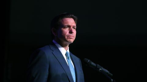 Ron DeSantis realizó ajustes en su equipo de campaña, pero esto lo ha perjudicado