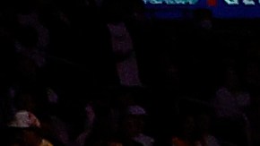 Anthony Davis lanza un tiro fuera de balance durante el juego 3 de la serie entre Lakers y Warriors.