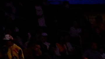 Anthony Davis lanza un tiro fuera de balance durante el juego 3 de la serie entre Lakers y Warriors.