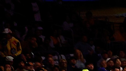Anthony Davis lanza un tiro fuera de balance durante el juego 3 de la serie entre Lakers y Warriors.