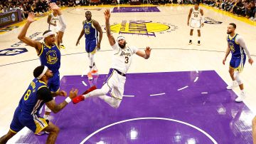 Anthony Davis lanza un tiro fuera de balance durante el juego 3 de la serie entre Lakers y Warriors.