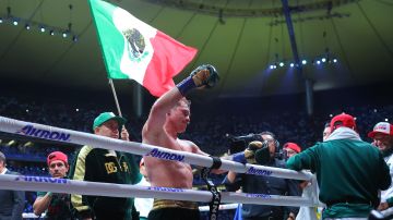 Saúl 'Canelo' Álvarez en su regreso a México; luego de vencer a John Ryder.