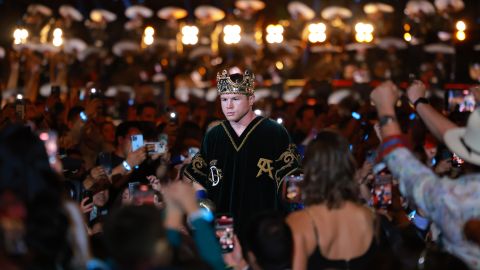 Entrada de 'Canelo' Álvarez en el Estadio Akron.