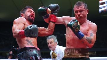 Canelo Álvarez durante su pelea contra John Ryder.