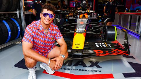 Patrick Mahomes junto a un monoplaza de Red Bull Racing en Miami.