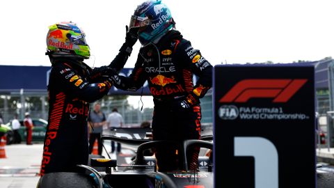 Max Verstappen y Sergio 'Checo' Pérez celebrando el primer y segundo puesto en Miami.