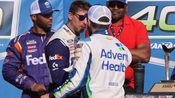 Denny Hamlin es felicitado por Ross Chastain tras la Kansas Speedway.