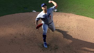 Julio Urias, lanzando con LA Dodgers.