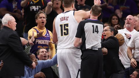 Momento del incidente entre Nikola Jokic y Mat Ishbia.