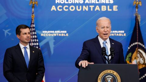 El secretario del Trabajo, Pete Buttigieg, y el presidente Joe Biden.