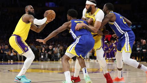 LeBron James se prepara pata tirar durante el cuarto juego de la serie entre Lakers y Warriors.