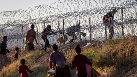 Inmigrantes cruzan a EE.UU. desde México con la esperanza de ser procesados para obtener asilo, el 8 de mayo de 2023 en El Paso, Texas.