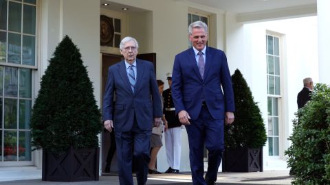 El líder de la minoría del Senado, Mitch McConnell, y el presidente de la Cámara, Kevin McCarthy, se reunieron con el presidente Joe Biden en la Casa Blanca el 9 de mayo de 202.