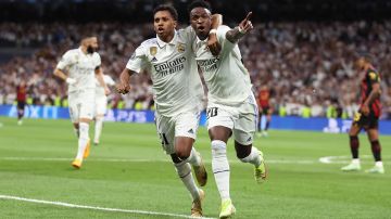 Rodrygo y Vinícius Jr. celebran un gol del Real Madrid.
