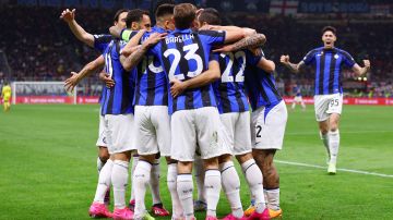 Henrikh Mkhitaryan y el Inter de Milán celebrando gol ante AC Milan en Champions League.