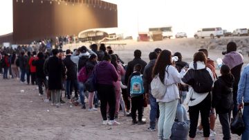 Inmigrantes que buscan asilo esperan para ser procesados por agentes de CBP después de cruzar a Arizona desde México el 11 de mayo de 2023.