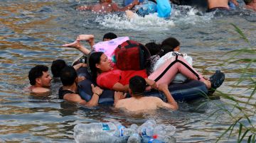 Cientos de inmigrantes cruzan el Río Bravo para ingresar a EE.UU. el 11 de mayo de 2023 desde Matamoros, en México.