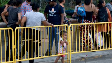 Inmigrantes con citas aprobadas en CBP One se alistan a entrar a Brownsville, Texas, el 12 de mayo de 2023.