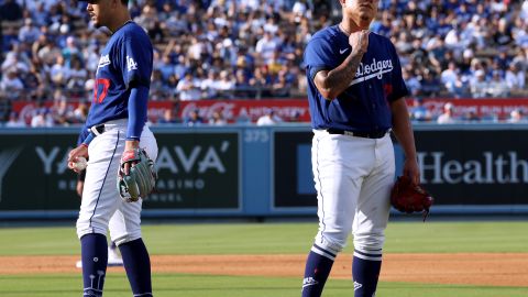 Julio Urías (der.) y el infielder Miguel Vargas durante el juego contra los Padres en Dodger Stadium.