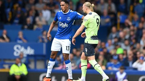 Yerry Mina marcando a Erling Haaland en la Premier League.