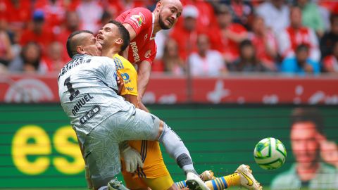 Choque de Nahuel Guzmán en el partido de Toluca.