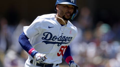 Mookie Betts ante San Diego Padres.