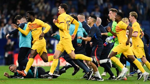 Jugadores del FC Barcelona corriendo a vestidores del RCD Espanyol.