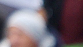 Una agente de CBP habla a inmigrantes transportados desde un campamento entre muros fronterizos, entre San Diego y Tijuana.