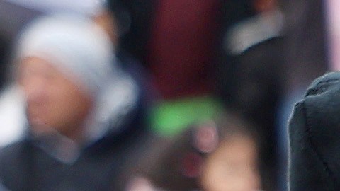 Una agente de CBP habla a inmigrantes transportados desde un campamento entre muros fronterizos, entre San Diego y Tijuana.