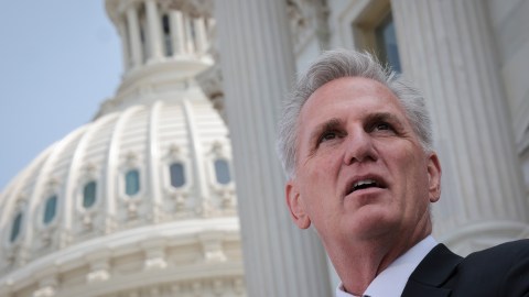 El presidente de la Cámara Kevin McCarthy prometió que se alcanzará un acuerdo sobre el techo de la deuda.