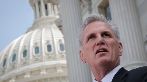 El presidente de la Cámara Kevin McCarthy prometió que se alcanzará un acuerdo sobre el techo de la deuda.