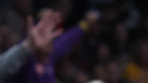 LeBron James reclama tras caer por un contacto de Nikola Jokic.