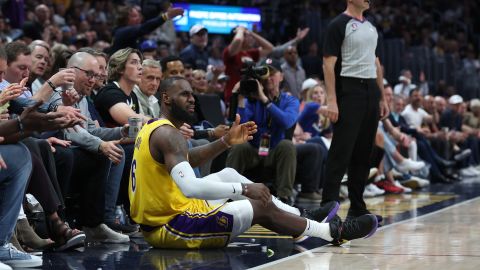 LeBron James reclama tras caer por un contacto de Nikola Jokic.