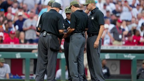 Los umpires decidieron no expulsarlo.