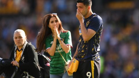 Raúl Jiménez llorando al final de un partido del Wolverhampton.